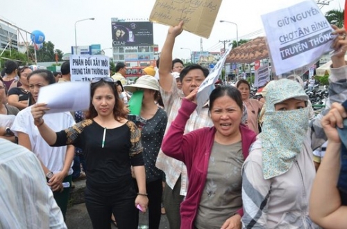 Nhiều tiểu thương chợ T&acirc;n B&igrave;nh biểu t&igrave;nh để giữ chợ 
