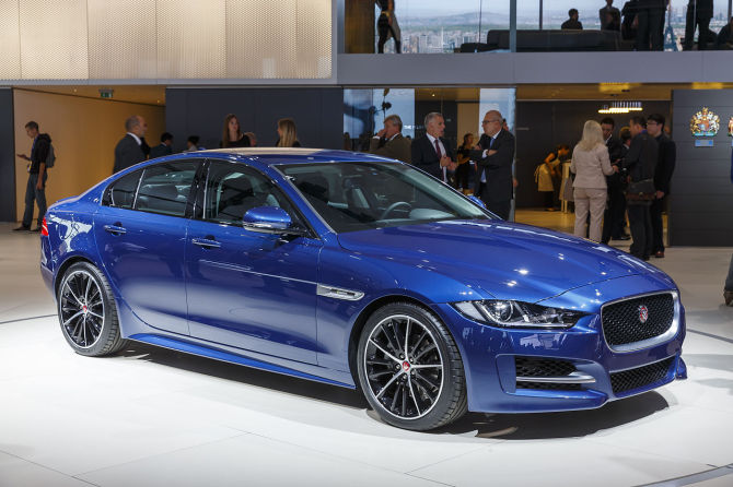 Dự kiến sẽ ra mắt tại Anh vào tháng 5, mẫu siêu xe Sport 2015 vẫn giữ được kiểu dáng thiết kế đặc trưng của Jaguar XE. Xe được trang bị hệ thống công nghệ hiển thị thông tin trên kính chắn gió dạng laser, hệ thống thông tin giải trí InControl với màn hình 8inch, kết nối USB, Bluetooth, trạm phát wifi. Hệ thống InControl này cho phép xe kết nối từ xa với điện thoại di động sử dụng cả hệ điều hành iOS và Android. Vì thế, chủ nhân có thể dùng điện thoại để tăng, giảm nhiệt độ, khóa, mở cửa và khởi động xe. Về các thông số kỹ thuật, siêu xe Jaguar XE sử dụng động cơ V6 3 lít, công suất 335 mã lực, tăng tốc 96km/g trong 4,9 giây, tốc độ tối đa 250 km/g.