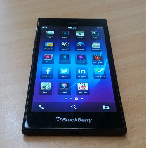 Smartphone gi&aacute; rẻ dưới 5 triệu BlackBerry Z3 c&oacute; thiết kế cứng c&aacute;p, chắc chắn v&agrave; kh&ocirc;ng thể th&aacute;o nắp lưng