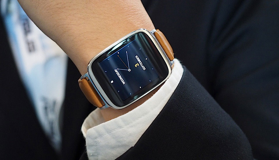 Đồng hồ th&ocirc;ng minh gi&aacute; rẻ ZenWatch được chăm ch&uacute;t về ngoại h&igrave;nh với bộ khung kim loại, d&acirc;y da thời trang