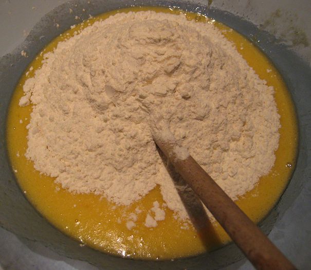 đánh tan hỗn hợp làm bánh trung thu