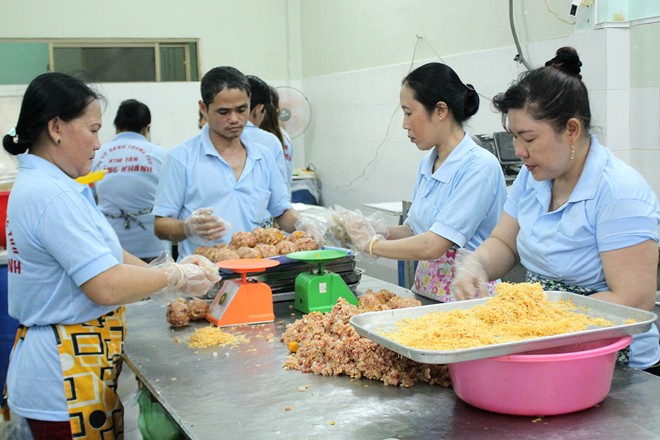 Kh&aacute;ch h&agrave;ng mua b&aacute;nh c&oacute; thể trực tiếp chứng kiến c&aacute;c c&ocirc;ng đoạn l&agrave;m b&aacute;nh Trung thu truyền thống v&agrave; y&ecirc;n t&acirc;m hơn về chất lượng b&aacute;nh