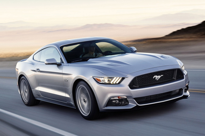 So với thế hệ cũ, thiết kế của Mustang mới thể thao hơn từ khung sườn cho tới nội ngoại thất. Nóc xe thấp hơn 1,5 inch, ca-pô hạ thấp 1,3 inch và bảng điều khiển thấp xuống 2,8 inch so với người tiền nhiệm. Đặc biệt, hệ thống giảm xóc sau độc lập, lần đầu tiên được áp dụng trên dòng Mustang. Đặc biệt, nội thất của siêu xe Mustang 2015 còn sở hữu ghế lái tự trở về vị trí thiết lập trước của lái xe, sau khi đẩy lên phía trước tạo không gian cho người ngồi sau bước ra ngoài.