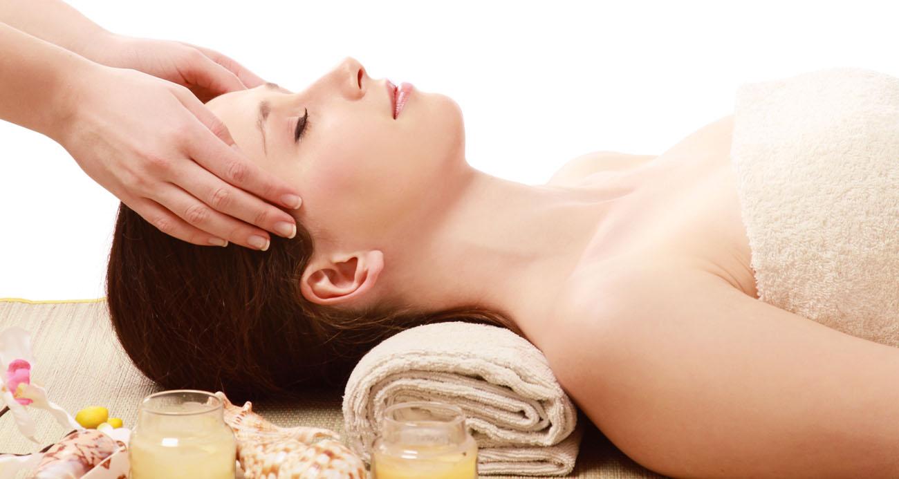 Một trong những t&aacute;c dụng của mật ong l&agrave; l&agrave;m trắng da tuyệt vời