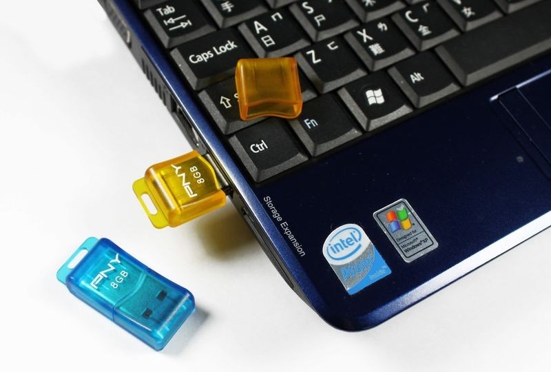 Mẫu USB gi&aacute; rẻ PNY Attache CURVE 8GB c&oacute; thiết kế nhỏ gọn với 2 t&ocirc;ng m&agrave;u xanh v&agrave; v&agrave;ng c&aacute; t&iacute;nh