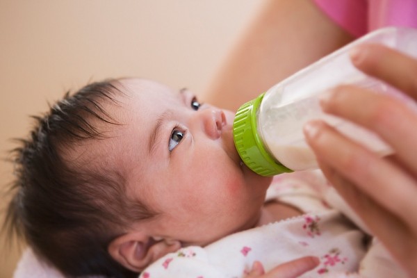 C&aacute;c b&agrave; mẹ n&ecirc;n đổi sữa cho con để tr&aacute;nh bị dị ứng. 