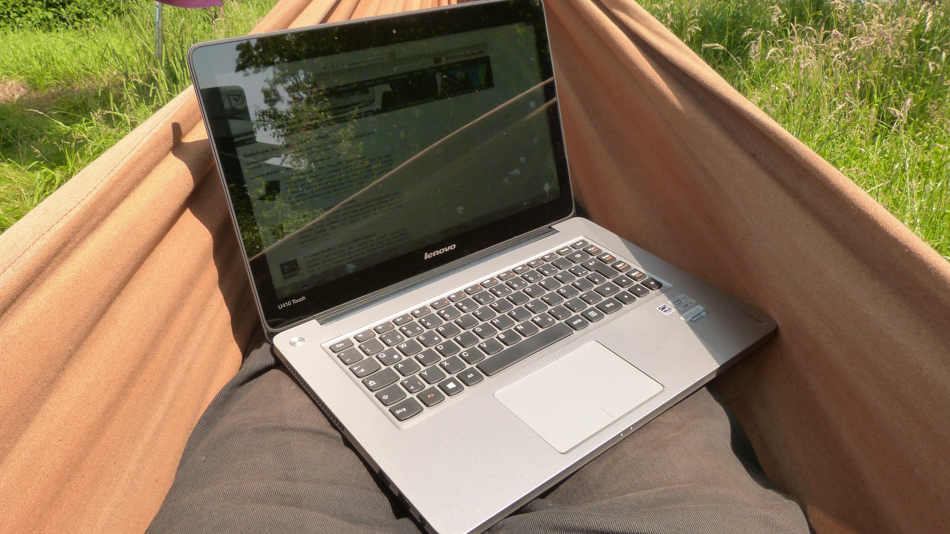 Laptop chơi game gi&aacute; rẻ dưới 15 triệu Lenovo U410 với c&ocirc;ng nghệ si&ecirc;u ph&acirc;n luồng gi&uacute;p người chơi chạy nhiều chương tr&igrave;nh một l&uacute;c