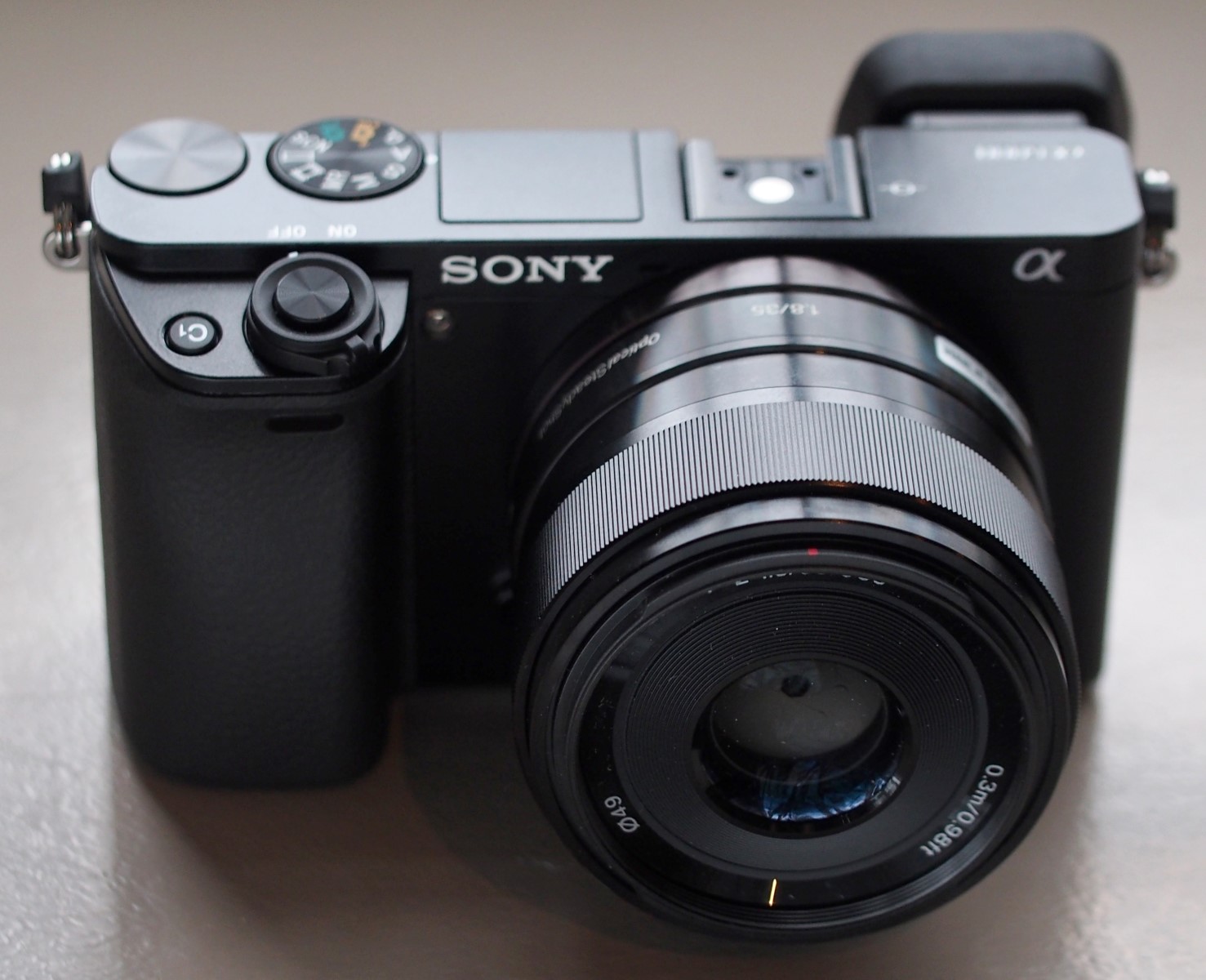 Ống ngắm điện tử của mẫu m&aacute;y ảnh du lịch gi&aacute; rẻ Sony Alpha a6000 được hạ thấp hơn, tr&aacute;nh vướng v&iacute;u khi chụp