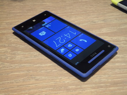 Smartphone gi&aacute; rẻ nghe nhạc tốt HTC 8X l&agrave; một model cũ nhưng được t&iacute;ch hợp c&ocirc;ng nghệ &acirc;m thanh của Beats