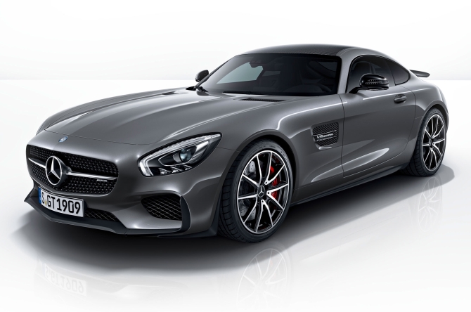 Siêu xe 2016 Mercedes-Benz AMG GT sở hữu thiết kế thanh thoát nhưng không kém phần mạnh mẽ. Đây là model thể thao cổ học cho các tín đồ ô tô nhưng vẫn quản lý để được hướng hiện đại, hiệu suất cao, hai chỗ ngồi. Xe sở hữu động cơ phía trước, bánh sau, một mui xe dài và kiểu dáng đẹp, ngoại hình gọn. Dù đã được đưa vào chạy thử nhưng hiện thiết kế của xe vẫn chưa được tiết lộ. Cụ thể, xe được trang bị động cơ MI178V8 twin-turbocharged 4 lít do Mercedes-Benz phát triển giúp xe tăng tốc tốt, đạt tốc độ cao, vào cua mượt, chạy đằm, không rung lắc trên đường mấp mô. Công suất của xe lên tới 503 mã lực tại 6.250 vòng/phút và mô men xoắn tối đa 479 lb-ft tại giữa khoảng 1.750 - 4.750 vòng/phút. Đặc biệt, đây là mẫu xe đầu tiên của Mercedes - Benz sử dụng loại động cơ này.