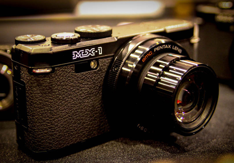 Pentax MX-1 được xem l&agrave; chiếc m&aacute;y ảnh b&aacute;n với gi&aacute; hấp dẫn nhất, hợp t&uacute;i tiền nhất trong 6 mẫu m&aacute;y ảnh