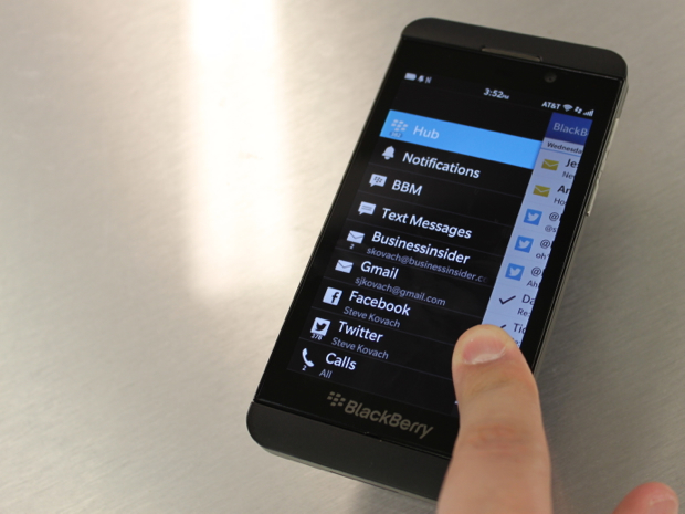 Người d&ugrave;ng c&oacute; thể nhấn v&agrave;o m&agrave;n h&igrave;nh của BlackBerry Z10 để chụp như iPhone