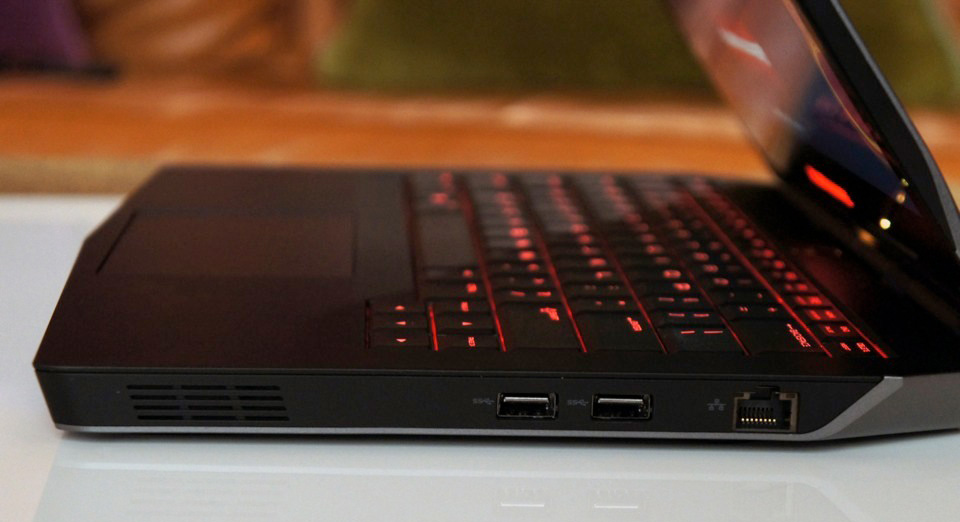 Dell Alienware 13 l&agrave; laptop chơi game di động tốt nhất