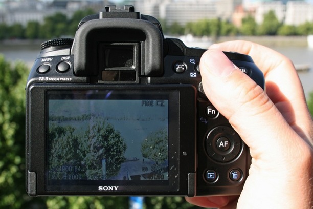 Alpha A5000 l&agrave; chiếc m&aacute;y ảnh kh&ocirc;ng gương lật rẻ nhất của Sony hiện nay