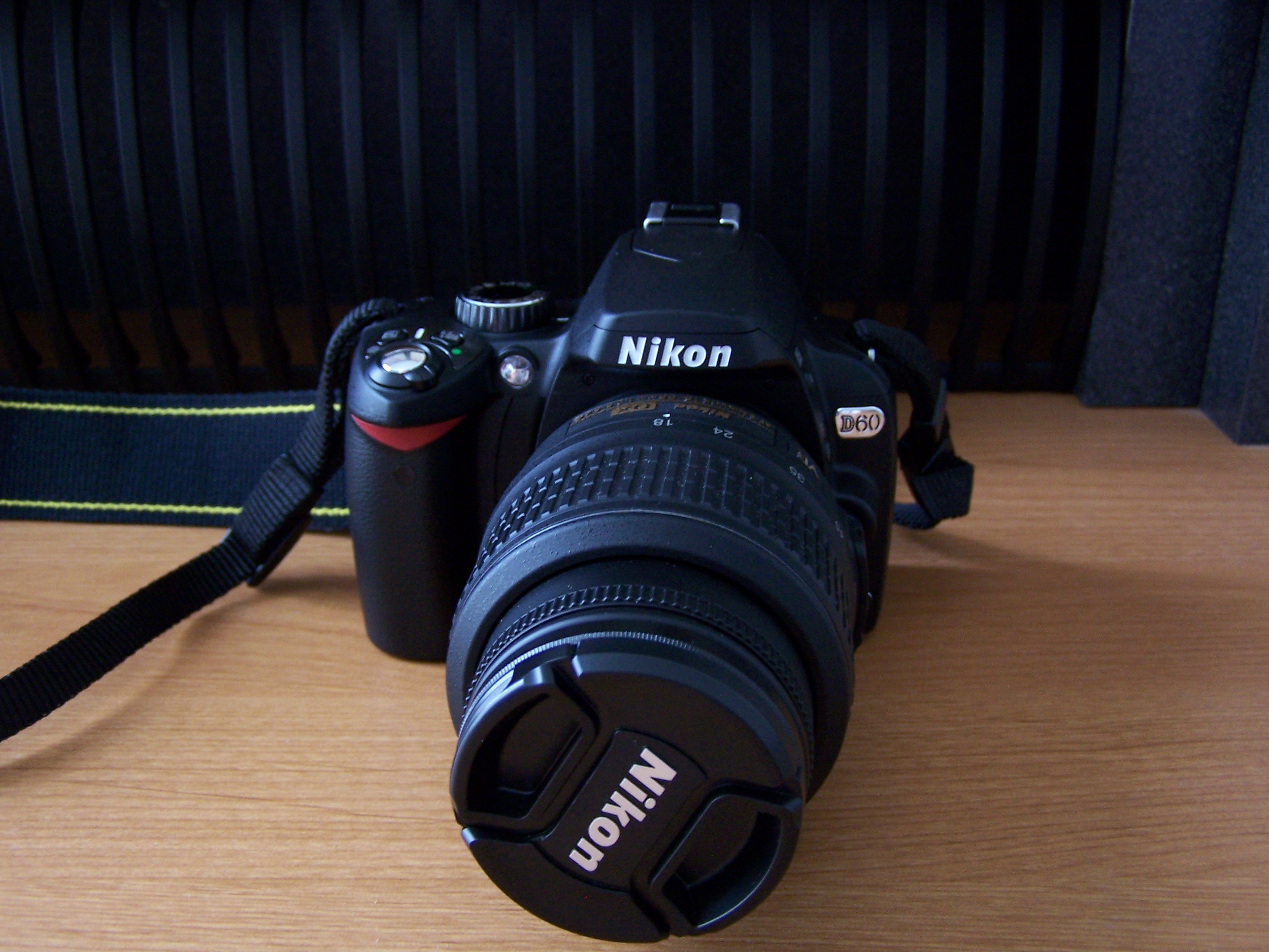 Nikon D60 c&oacute; thiết kế gọn g&agrave;ng v&agrave; tiện dụng nhất cho người d&ugrave;ng