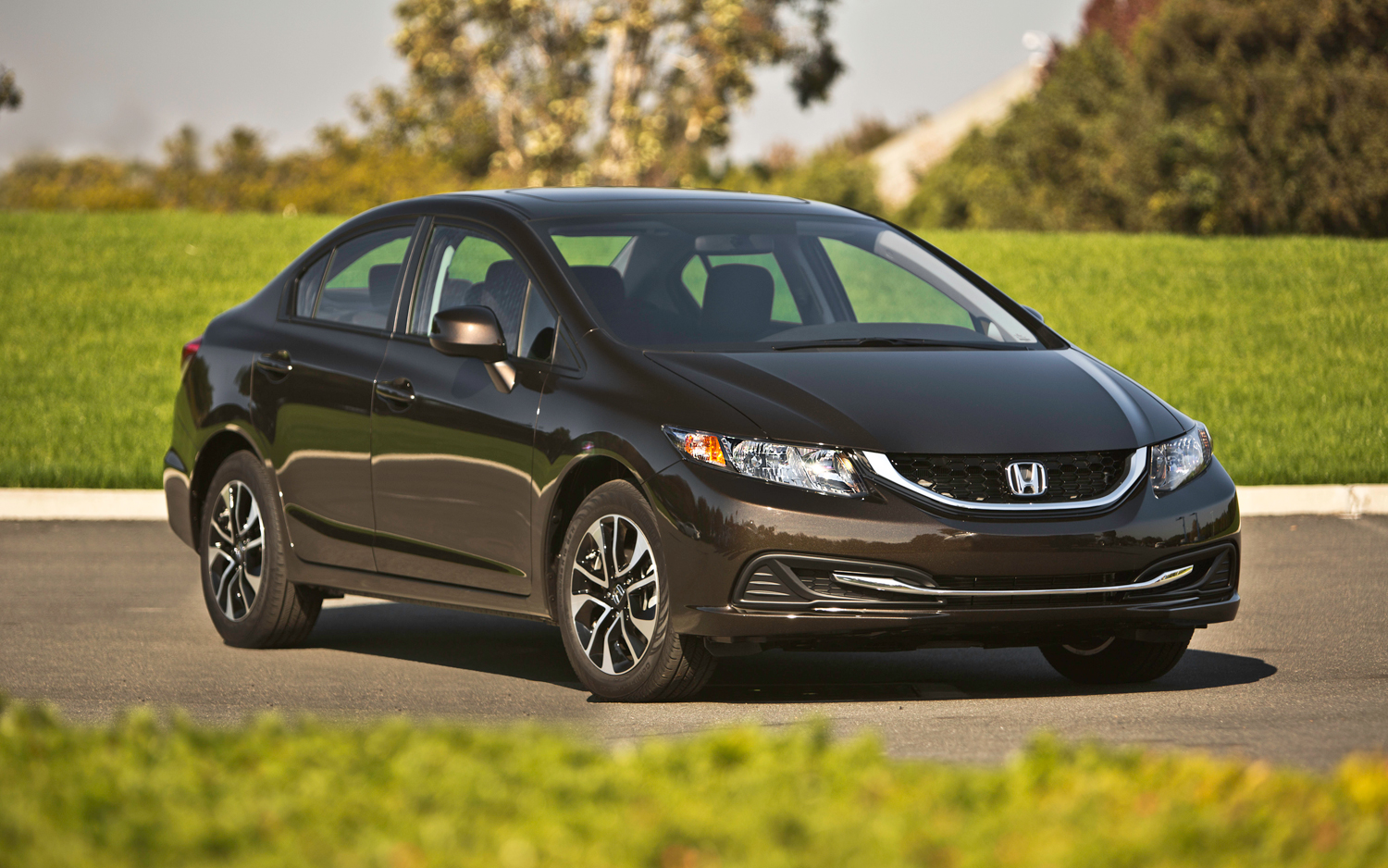 Honda Civic 2013 l&agrave; mẫu &ocirc; t&ocirc; gi&aacute; rẻ mang phong c&aacute;ch thể thao