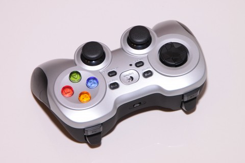 Các nút D-pad nổi của F710 có thiết kế liền nhau giúp cho các game thủ chuyển tiếp nút nhanh, làm cho tốc độ chơi game nhanh hơn.