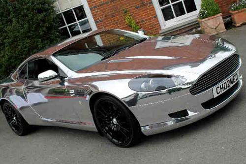 Jermaine Pennant đang sở hữu si&ecirc;u xe hạng sang Aston Martin DBS c&oacute; gi&aacute; 257.000 USD