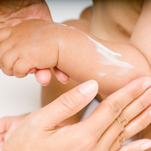 N&ecirc;n chọn thời điểm th&iacute;ch hợp để thoa kem dưỡng ẩm cho b&eacute; để c&oacute; hiệu quả tốt nhất