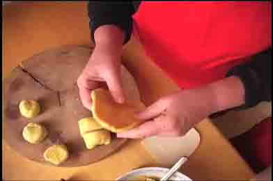 Viên bánh trung thu truyền thống