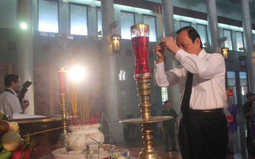 Bí thư Thành ủy TPHCM Lê Thanh Hải đã có mặt từ rất sớm dự lễ viếng bà Võ Thị Thắng.