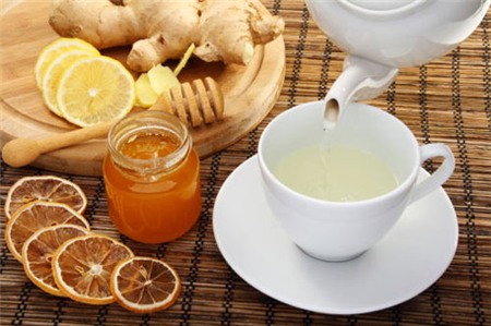 Trị chứng đầy hơi &ndash; c&ocirc;ng dụng hiệu quả kh&ocirc;ng ngờ của nước mật ong ấm