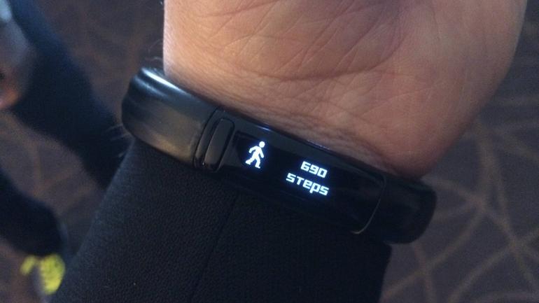 Razer Nabu c&oacute; nhiều điểm kh&aacute;c biệt với thiết kế c&oacute; dạng của v&ograve;ng đeo tay th&ocirc;ng minh