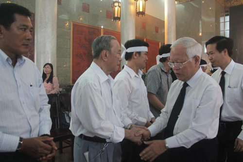 Chủ tịch UBND.TPHCM Lê Hoàng Quân và Phó bí thư Thành ủy Võ Văn Thưởng chia buồn cùng Đăng ký và nhận 60K 24 bao lì xì miễn phí mỗi ngày bà Võ Thị Thắng.