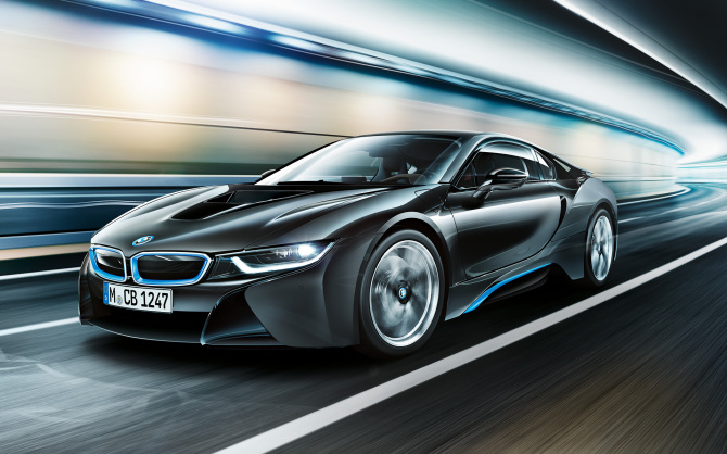 BMW i8 2015 Concept là siêu xe đắt tiền và sở hữu vận tốc cao. Siêu xe này dành cho những tay lái cứng, yêu thích xe hơi và các tín đồ đua xe hạng sang. Khi i8 mới lớp ra mắt, tất cả mọi người tuyên bố nó là một trong những chiếc xe tốt nhất trên thị trường Đức. Đây cũng là một trong những loại xe BMW nhanh nhất hành tinh với vận tốc từ 244 - 293 km/h.