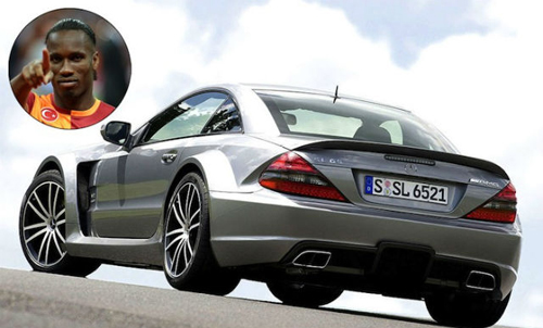 Didier Drogba đang sở hữu si&ecirc;u xe thể thao Mercedes SL65 AMG lịch l&atilde;m v&agrave; sang trọng