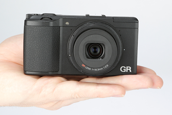 Ricoh GR l&agrave; mẫu m&aacute;y ảnh compact với ống k&iacute;nh ti&ecirc;u cự cố định