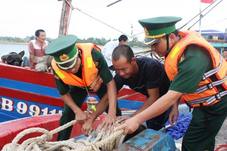 Lực lượng BĐBP Quảng B&igrave;nh đang phối hợp với ngư d&acirc;n đưa c&aacute;c phương tiện về nơi tr&uacute; b&atilde;o an to&agrave;n. 