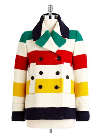 Cổ điển với áo khoác nữ pea – coat: Mẫu áo khoác nữ mùa thu pea – coat là đại diện tiêu biểu cho xu hướng thời trang lấy cảm hừng từ trang phục nữ sinh thập niên 50. Những mẫu áo khoác nữ pea-coat cổ điển, mang hơi hướng vintage với những chiếc khuy gỗ hoặc khuy tròn to bản, chất liệu dạ và dáng ôm sát ấm áp cho phép các nàng thỏa sức kết hợp và mặc lúc đi làm hay đi chơi đều được. Các nàng có thể sở hữu kiểu áo mùa thu pea – coat sọc của hãng Hudson’s Bay kết hợp với hãng Pendleton phong cách với mức giá khoảng 14.734.000 đồng.