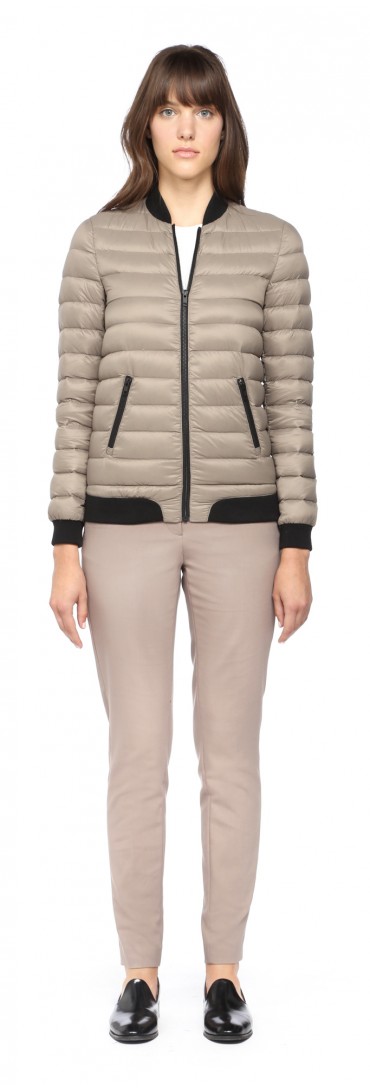 Áo phao siêu nhẹ Light Down Jacket phong cách thể thao của hai hãng thời trang Soia và Kyo Cary được làm từ loại lông vũ cao cấp không chỉ siêu ấm mà còn siêu mỏng, siêu nhẹ và bền. Sau khi sử dụng có thể gấp gọn vào túi. Kiểu áo khoác này được bán với mức giá siêu hợp lý khoảng 5.618.000 đồng.