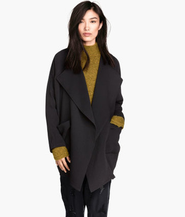 Áo khoác vạt thả tự do (Draped Coat của hãng thời trang đến từ Thụy Điện H & M rất đa năng, có thể dễ dàng phối hợp với nhiều trang phục cùng nhiều style khác nhau. Chiếc áo sẽ giữ ấm cho các nàng trong những ngày thu se lạnh. Đặc biệt, kiểu áo khoác vạt thả tự do này mang đến sự nổi bật cho người mặc với thiết kế táo bạo.  Các nàng có thể mix draped coat cùng váy maxi giống Angelina Jolie hay kiểu như Nicole Richie cũng rất tinh tế. Hiện kiểu áo này được bán với mức giá khoảng 1.695.000 đồng.