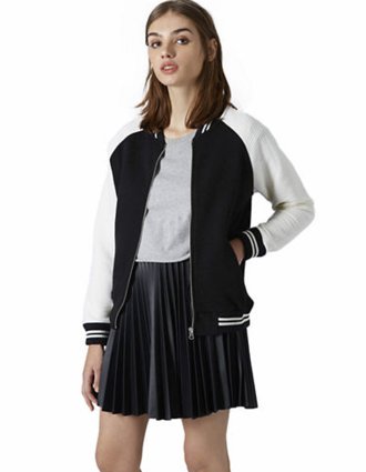 Áo khoác lửng nữ kiểu bóng chày Topshop Striped Rib Jersey Bomber dành cho quý cô thể thao: Đây là phong cách rất khỏe khoắn và được các teen đặc biệt ưa thích bởi nó khoe được vẻ năng động và cũng vô cùng ấn tượng khi xuống phố. Kiểu áo khoác bomber bóng chày này rất được ưa thích nhờ vẻ khỏe khoắn, năng động. Đặc biệt, trông các nàng sẽ phong cách và đẹp mắt hơn khi mix áo khoác bomber này kèm giày thể thao, crop top và quần skinny. Hoặc nếu là một cô nàng sporty, hẳn các nàng sẽ không thể bỏ qua kiểu áo bomber với điểm nhấn là phần bo đen trắng khi mix kèm áo thun và skinny jeans. Với hai cách mix đồ trên với áo khoác bomber thể thao, trông các nafg sẽ cá tính và mạnh mẽ hơn rất nhiều. kiểu áo khoác này được bán trên thị trường với mức giá chỉ khoảng 1.802.000 đồng.