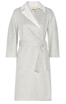 Sang trọng, hợp thời trang với áo choàng Cashmere form dài kết hợp thắt lưng: Là mẫu áo khoác được lấy cảm hứng từ những chiếc áo choàng tắm nên chiếc áo choàng Fendi Two Toned Cashmere Coat mang một phong cách hoàn toàn khoáng đạt, thoải mái. Không quá chú trọng đến từng chi tiết, không có nút, móc khóa hay dây kéo, Cashmere Coat chỉ đơn giản là một tấm vải thật lớn, có dây cột và choàng ra ngoài cơ thể nhưng lại rất sang trọng. Với số tiền khoảng 850.412.000 đồng, các nàng có thể sở hữu kiểu áo choàng sang trọng và quý phái này rồi.
