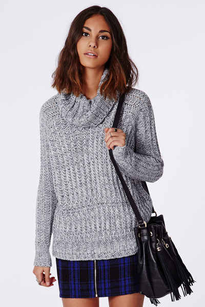 Kiểu áo len chunky knit với những đường đan chắc mập rất lạ mắt, độc đáo, cá tính và cũng rất ấm áp được các tín đồ thời trang săn lùng cho mùa lạnh đang tới. Đặc biệt, chất len mềm mịn làm cho những đường đan lớn trở nên mềm mại. Với số tiền khoảng 886.000 đồng, các bạn gái đã sở hữu được cho mình mẫu áo len Carina Chunky Knit Roll Neck Jumper sắc xám hoặc đen tùy thích.