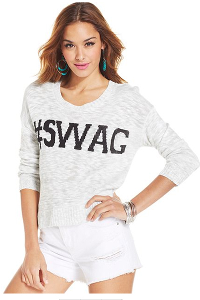 Áo len statement sweater chính là điểm nhấn của tổng thể bộ trang phục, thể hiện rõ nét nhất phong cách của người mặc. Chính vì sự nổi bật của nó nên áo statement sweater thường có màu sắc rực rỡ, họa tiết độc đáo với những đường cắt lạ mắt. Vì sự cá tính, phong cách, không lo đụng hàng của statement sweater, các nàng có thể mặc item này với bất kì món đồ nào ưng ý: quần dài, chân váy hay quần shorts… cùng với ankle boots tông màu tối, tùy thuộc vào sở thích và gout thời trang riêng của mỗi người. Với số tiền khoảng 381.000 đồng, các bạn gái đã có thể sở hữu mẫu áo len cổ chui họa tiết cá tính và phong cách.