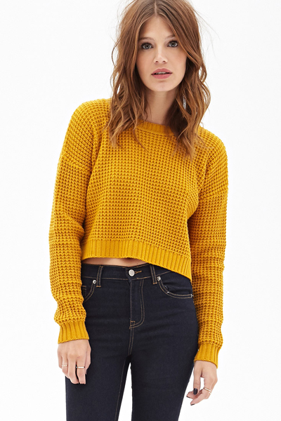 Nếu như mùa hè năm nay chứng kiến sự lên ngôi của những chiếc áo crop top với chất liệu cotton thoáng mát hay ren gợi cảm thì đến mùa thu đông, áo sweater dáng crop không hề kém nhiệt. Với những cô nàng sống với châm ngôn “thời trang hơn thời tiết” thì chỉ một chiếc áo sweater dáng crop chất liệu len là đủ đẹp và đủ ấm. Còn những cô gái thích mê phong cách layering thì hẳn sẽ không bỏ qua cách layer đồ khá đơn giản: áo sweater dáng crop bên ngoài và một chiếc áo thun hoặc áo sơ mi dài hơn bên trong mix cùng quần skinny hoặc chân váy yêu thích để làm đẹp và giữ ấm. Các bạn gái có thể sở hữu chiếc áo len Waffle Knit dáng crop này với giá bán khoảng 377.000 đồng.