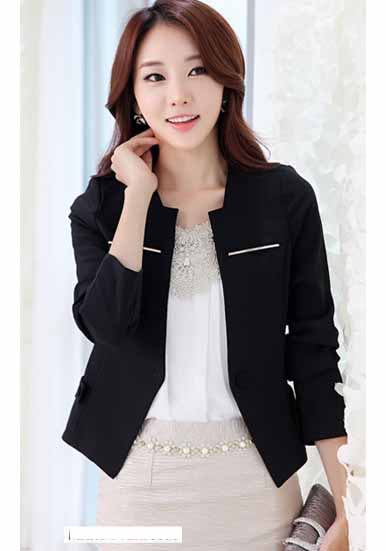 C&aacute;c n&agrave;ng sẽ tr&ocirc;ng đặc biệt v&agrave; sang trọng hơn khi kết hợp sơ mi trẻ trung v&agrave; nổi bật c&ugrave;ng vest đen lịch l&atilde;m.