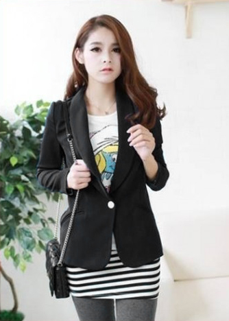 Những bộ vest đen lu&ocirc;n c&oacute; một sức cuốn h&uacute;t đặc biệt kh&oacute; cưỡng với c&aacute;c n&agrave;ng. C&ugrave;ng họa tiết th&ecirc;u duy&ecirc;n d&aacute;ng với những lớp c&aacute;nh uốn mềm mại khiến trang phục tết đẹp sang trọng v&agrave; đặc biệt, nổi bật giữa đ&aacute;m đ&ocirc;ng.