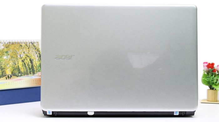 Laptop gi&aacute; rẻ 2014 dưới 10 triệu đồng Acer E1-470 mang phong c&aacute;ch thời thượng.