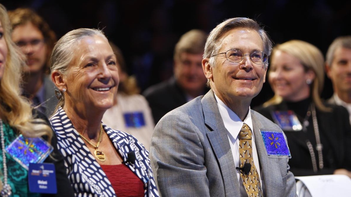 Alice v&agrave; Jim Walton tại cuộc họp thường ni&ecirc;n của Walmart
