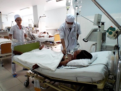 Ăn ốc biển bị ngộ độc nhập viện trong trạng th&aacute;i h&ocirc;n m&ecirc;