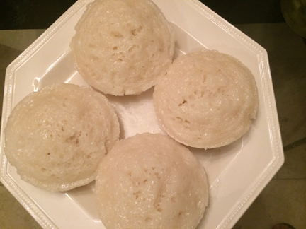 Đợi b&aacute;nh nguội th&igrave; lấy dao nhọn t&aacute;ch b&aacute;nh ra khỏi khu&ocirc;n (chỉ cần khều nhẹ), cắt miếng vừa ăn l&agrave; c&oacute; thể chi&ecirc;u đ&atilde;i cả nh&agrave;.
