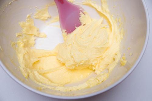 Sau đ&oacute; cho th&ecirc;m 2 muỗng canh dầu ăn, 1 ống vani v&agrave; &frac12; muỗng c&agrave; ph&ecirc; muối v&agrave; 30 ml nước v&agrave;o hỗn hợp trộn chung, quậy th&ecirc;m 3 ph&uacute;t lại tạo th&agrave;nh một hỗn hợp mịn.