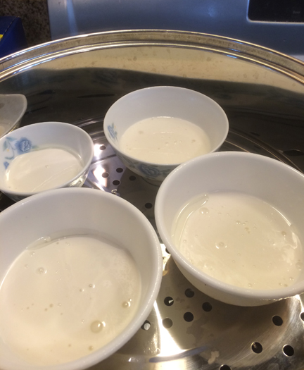 Lấy 1 c&aacute;i khu&ocirc;n lớn đường k&iacute;nh khoảng 24 cm, thoa 1 lớp dầu mỏng ở đ&aacute;y khu&ocirc;n v&agrave; th&agrave;nh khu&ocirc;n, cho hỗn hợp trứng v&agrave;o khu&ocirc;n. Để y&ecirc;n khoảng 30 ph&uacute;t.