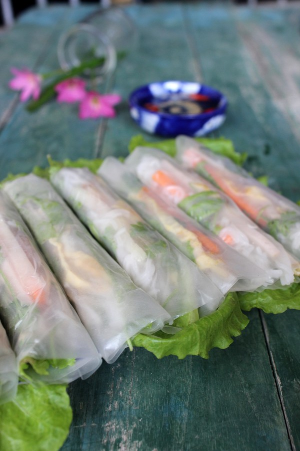 M&oacute;n b&uacute;n cuốn thanh m&aacute;t với b&uacute;n kết hợp với nem tai v&agrave; c&aacute;c loại rau củ tươi sẽ khiến gia đ&igrave;nh bạn đổi gi&oacute; cho bữa cơm cuối tuần. 