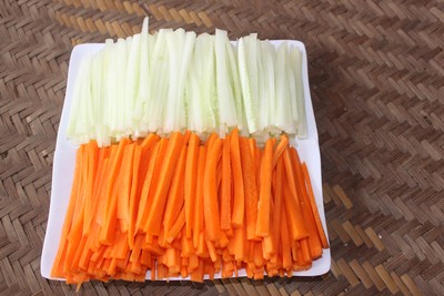 Rau sống rửa sạch, để r&aacute;o nước. C&agrave; rốt, dưa chuột, xo&agrave;i, dứa rửa sạch, ng&acirc;m nước muối, gọt vỏ sau đ&oacute; th&aacute;i th&agrave;nh sợi nhỏ d&agrave;i (khoảng bằng chiều d&agrave;i c&aacute;i nem cuốn). Ri&ecirc;ng c&agrave; rốt n&ecirc;n trần qua một ch&uacute;t.